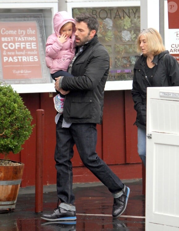 Ben Affleck, sa fille Séraphina et sa mère Chris dans les rues de Brentwood, en Californie le 29 novembre 2012.