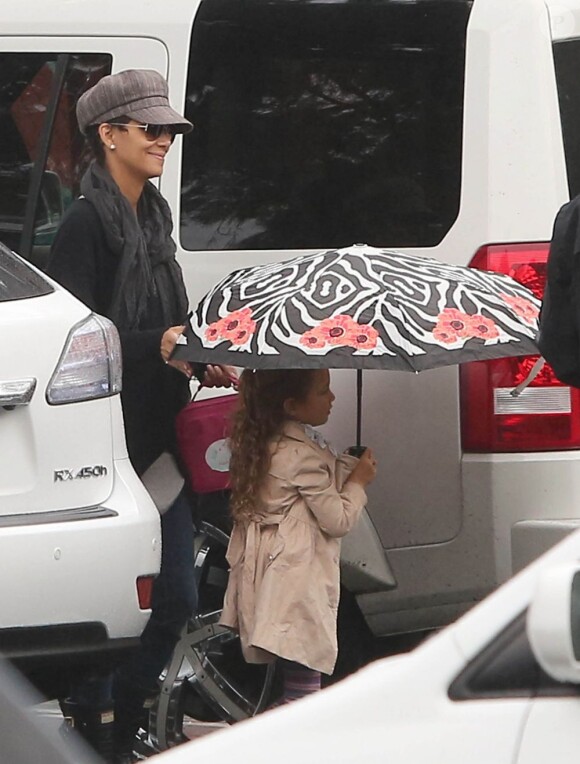 Halle Berry amène sa fille Nahla à l'école à Los Angeles le 30 novembre 2012.