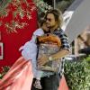 Gabriel Aubry avec sa fille Nahla dans les rues de Los Angeles le 13 octobre 2012.