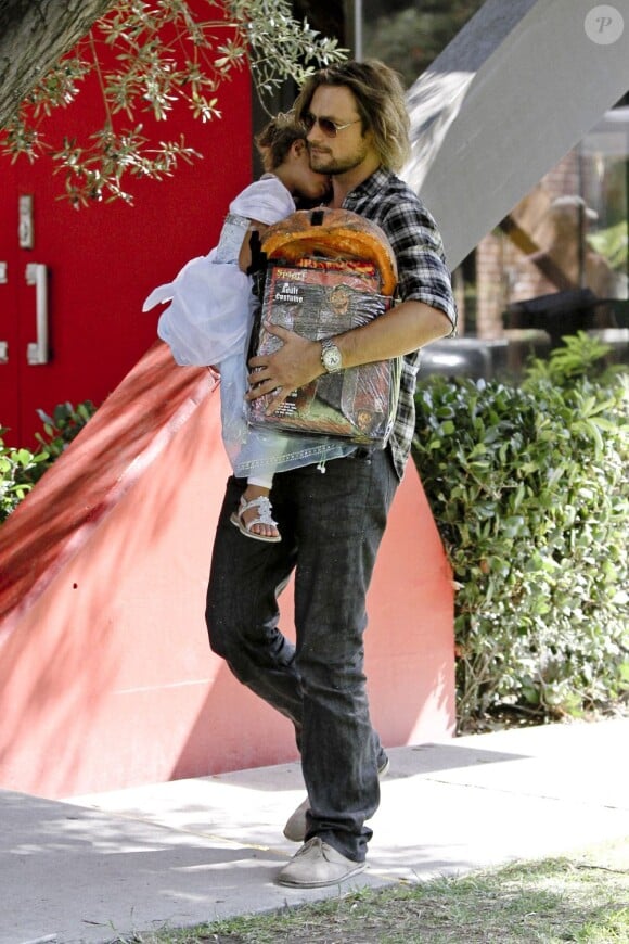 Gabriel Aubry avec sa fille Nahla dans les rues de Los Angeles le 13 octobre 2012.