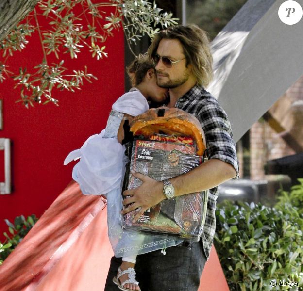 Gabriel Aubry avec sa fille Nahla dans les rues de Los Angeles le 13 octobre 2012.