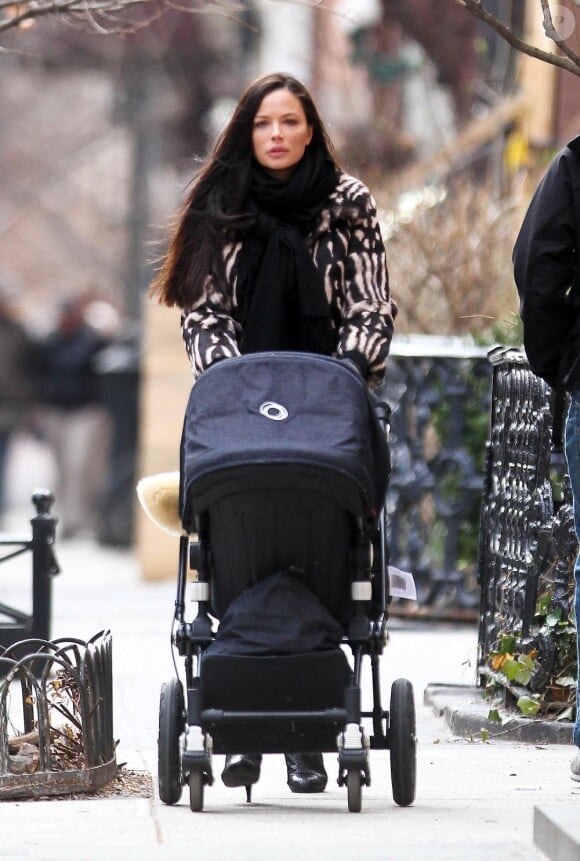 Georgina Chapman, épouse d'Harvey Weinstein en mars 2011 avec leur fille India. Elle va pouvoir ressortir la poussette en 2013.