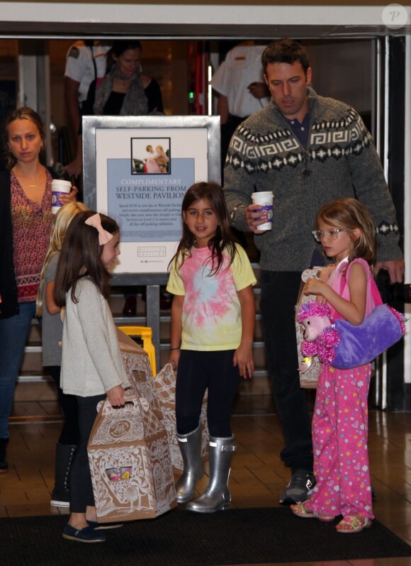 Toute la famille Affleck/Garner fête l'anniversaire de Violet, 7 ans, en compagnie de ses amies, le 1er décembre 2012 à Brentwood