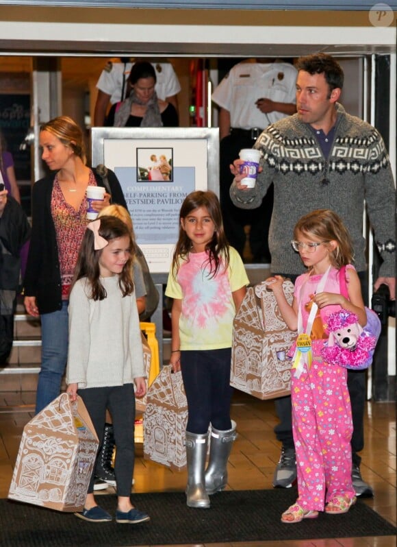 Toute la famille Affleck/Garner fête l'anniversaire de Violet, 7 ans, en compagnie de ses copines, le 1er décembre 2012 à Brentwood