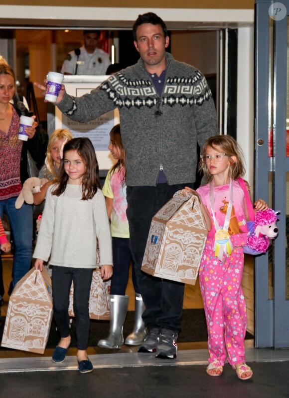 Toute la famille Affleck/Garner fête l'anniversaire de la grande Violet, 7 ans, en compagnie de ses copines, le 1er décembre 2012 à Brentwood