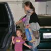 Toute la famille Affleck/Garner fête l'anniversaire de Violet, 7 ans, en compagnie de ses copines, le 1er décembre 2012 à Brentwood - Seraphina, elle, n'a pas quitté sa maman