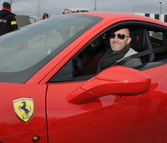 Fabien Barthez, tout sourire au moment de prendre le volant d'une Ferrari pour l'association les GT du coeur qui proposait des baptêmes au profit du Téléthon à Carcassonne le 2 décembre 2012