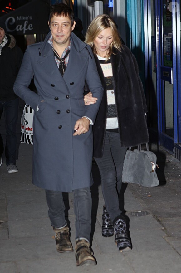 Kate Moss fait ses courses de Noël dans les rues de Londres avec deux alliés de poids : Jamie Hince et Pierre, son nouveau sac chouchou signé Aurélie Bidermann pour Balmain