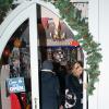 Kate Moss, concentrée, fait ses courses de Noël dans les rues de Londres