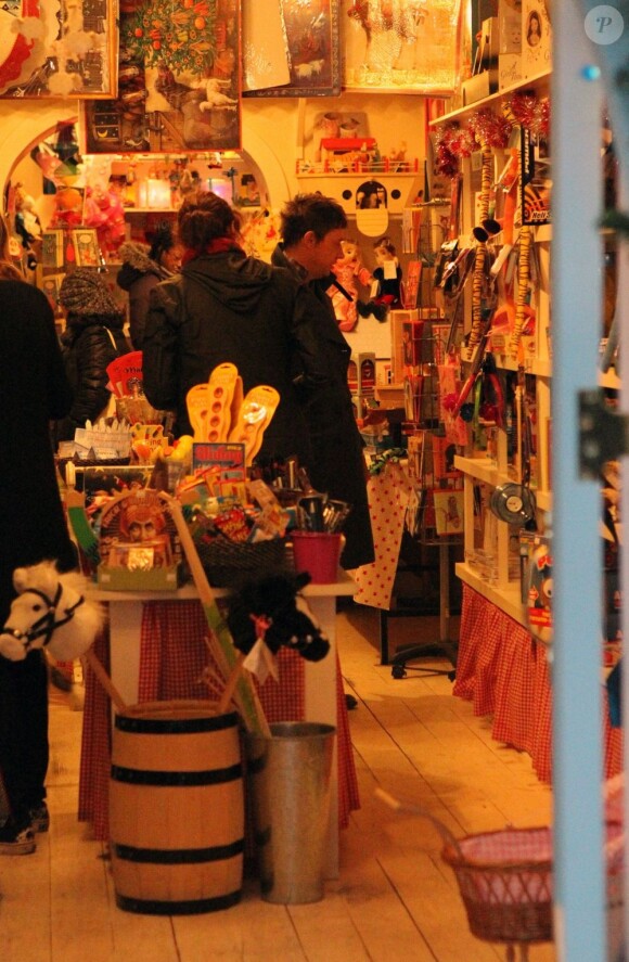 Kate Moss fait ses courses de Noël dans les rues de Londres