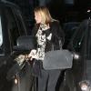 Kate Moss ne lâche plus son sac Balmain x Aurélie Bidermann et fait ses courses de Noël dans les rues de Londres