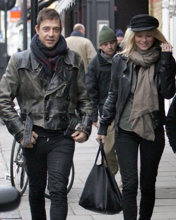Kate Moss fait ses courses de Noël dans les rues de Londres accompagnée de son mari Jamie Hince.
Photo exclusive 
