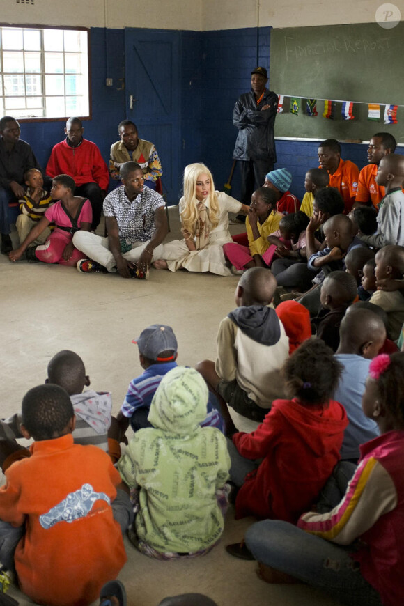 Lady Gaga visite une école primaire à Johannesburg, le 1er décembre 2012.