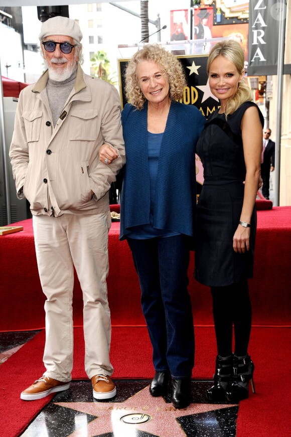 Carole King a obtenu son étoile sur le Hollywood Walk of Fame à Los Angeles, le 3 décembre 2012. Elle pose aux côtés de Kristin Chenoweth et Lou Adler.