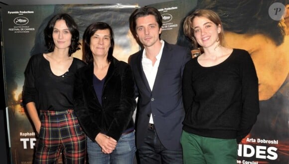 Clotilde Hesme, Catherine Corsini, Raphaël Personnaz et Adèle Haenel posent ensemble à l'avant-première de Trois Mondes à Paris, le 3 décembre 2012.