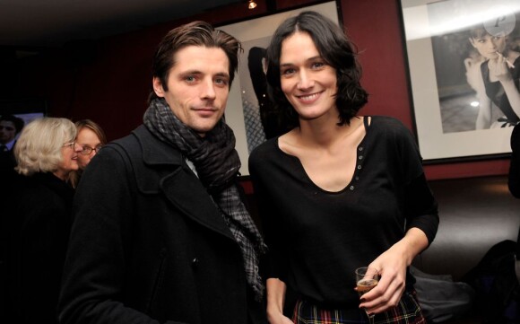 Clotilde Hesme et Raphaël Personnaz posent lors de l'avant-première de Trois Mondes à Paris, le 3 décembre 2012.