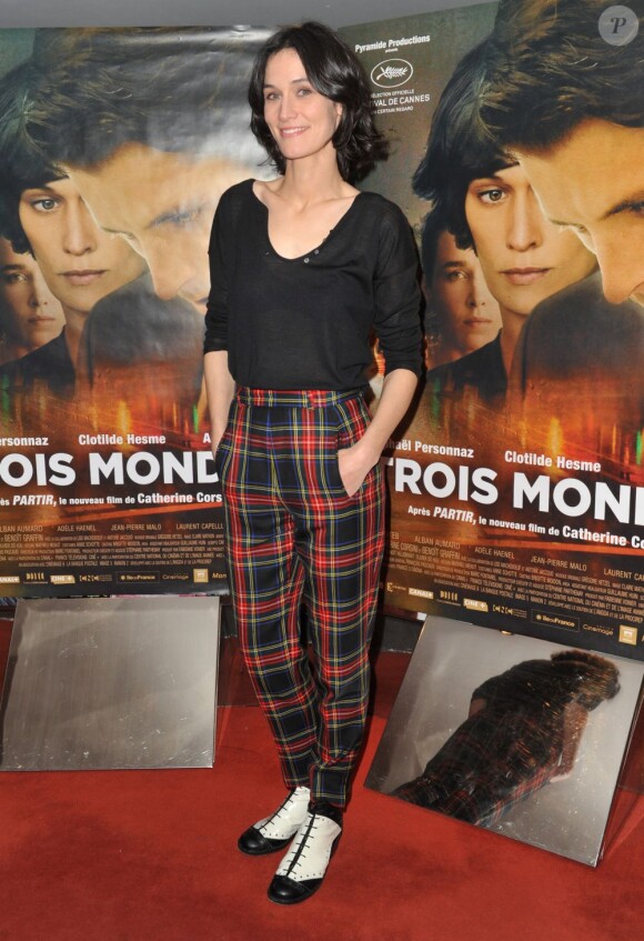Clotilde Hesme seule et chic à l'avant-première de Trois Mondes à Paris, le 3 décembre 2012.