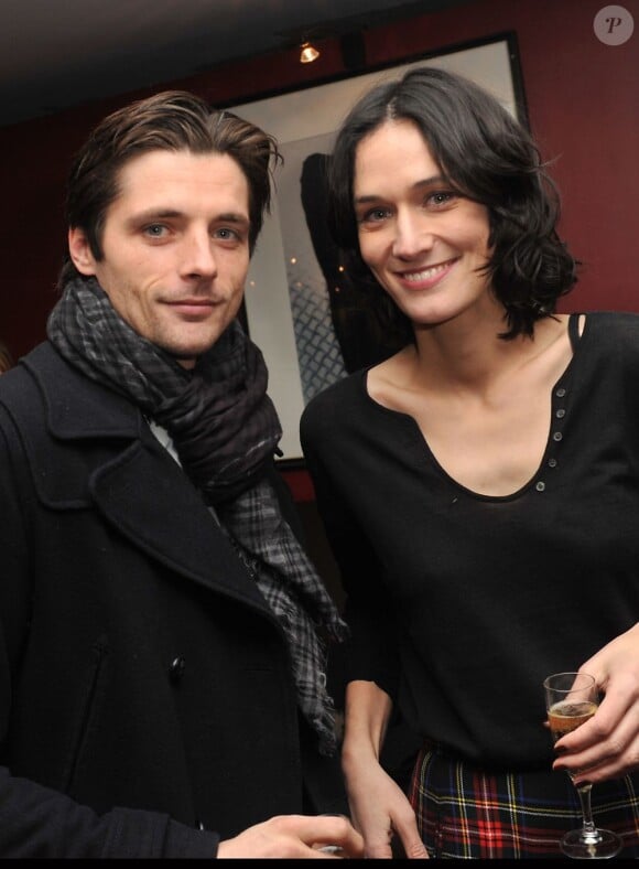 Clotilde Hesme et Raphaël Personnaz tout sourire à l'avant-première de Trois Mondes à Paris, le 3 décembre 2012.