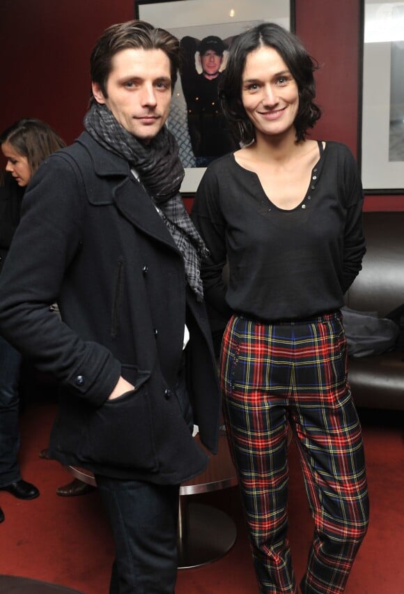 Clotilde Hesme et Raphaël Personnaz forment un beau couple lors de l'avant-première de Trois Mondes à Paris, le 3 décembre 2012.
