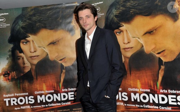 Raphaël Personnaz, électrique pour la promotion du film lors de l'avant-première de Trois Mondes à Paris, le 3 décembre 2012.