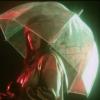 Alizée, sous un parapluie, dans son nouveau clip "A cause de l'automne" dévoilé le 5 décembre 2012.