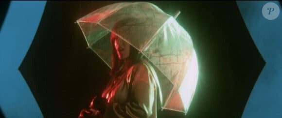 Alizée, sous un parapluie, dans son nouveau clip "A cause de l'automne" dévoilé le 5 décembre 2012.