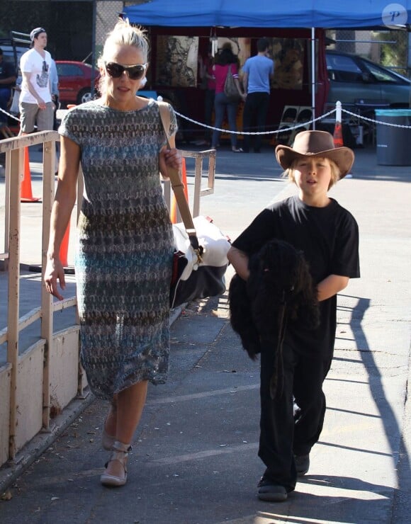 Sharon Stone fait du shopping avec son fils Roan à West Hollywood le 4 Novembre 2012.