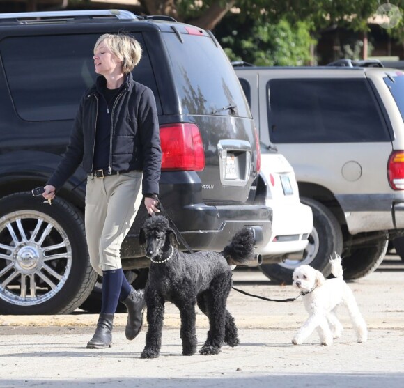 EXCLU : Portia de Rossi, accompagnée de ses chiens, se rend dans un centre équestre à Los Angeles, le 4 décembre 2012.