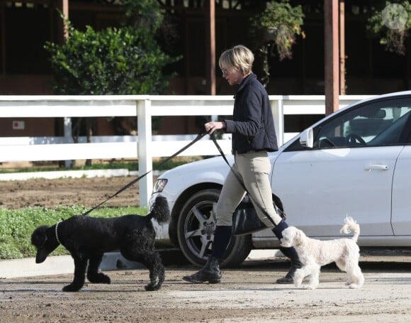 EXCLU : Portia de Rossi, accompagnée de ses chiens, se rend dans un centre équestre à Los Angeles, le 4 décembre 2012.