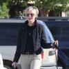 EXCLU : Portia de Rossi, accompagnée de ses chiens, se rend dans un centre équestre à Los Angeles, le 4 décembre 2012.