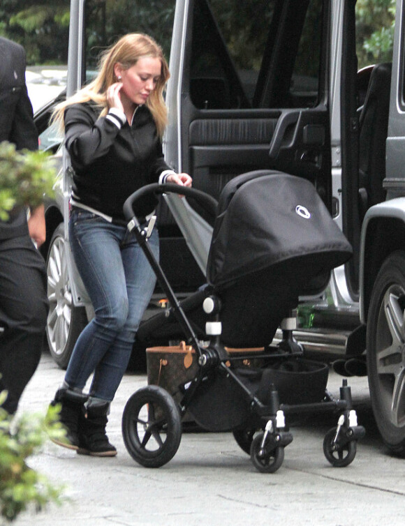 Hilary Duff et son adorable fils Luca, sortent de leur hôtel à Los Angeles le 29 novembre 2012.