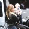 Hilary Duff et son fils Luca sortent de leur hôtel à Los Angeles le 29 novembre 2012.
