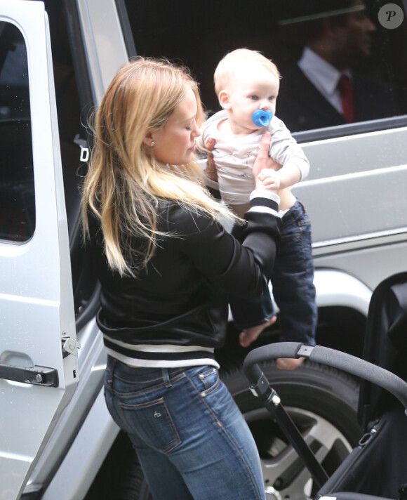 Hilary Duff et son fils Luca sortent de leur hôtel à Los Angeles le 29 novembre 2012.