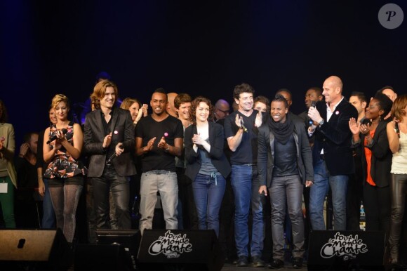Les nombreux artistes (comme Patrick Bruel, Sheryfa Luna, Amel Bent...) sur scène pour Tout le monde chante contre le cancer au Casino de Paris le 4 décembre 2012.