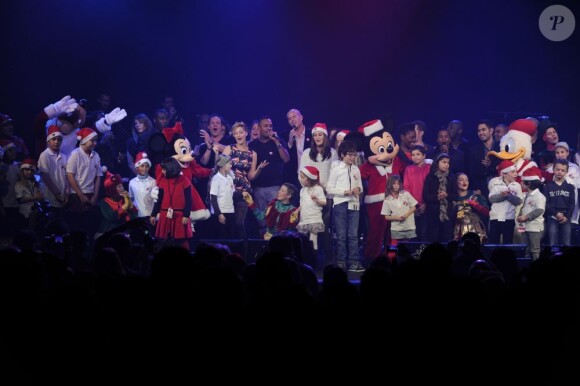 Les artistes et les personnages de Disney sur scène pour Tout le monde chante contre le cancer au Casino de Paris le 4 décembre 2012.
