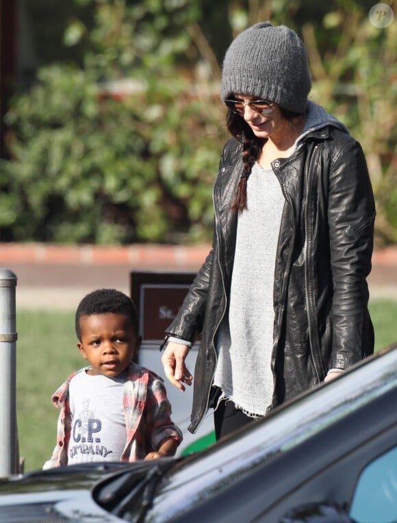Sandra Bullock va chercher son fils, le craquant Louis à l'école à Studio City à Los Angeles le 5 décembre 2012.