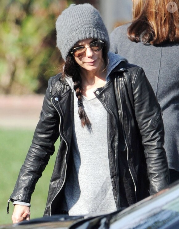 Sandra Bullock va chercher Louis à l'école à Studio City à Los Angeles le 5 décembre 2012.