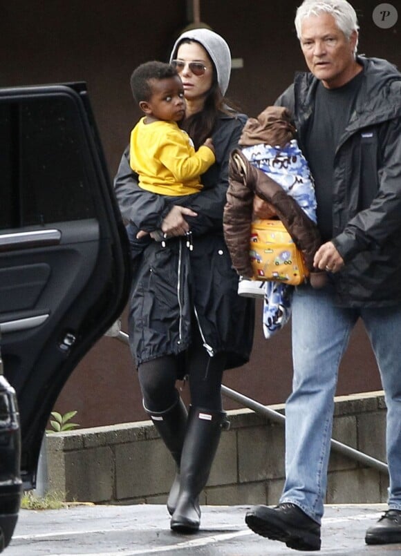 Sandra Bullock va chercher son fils Louis à l'école à Studio City à Los Angeles le 30 novembre 2012.