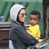 Sandra Bullock va chercher son adorable fils Louis à l'école à Studio City à Los Angeles le 30 novembre 2012.