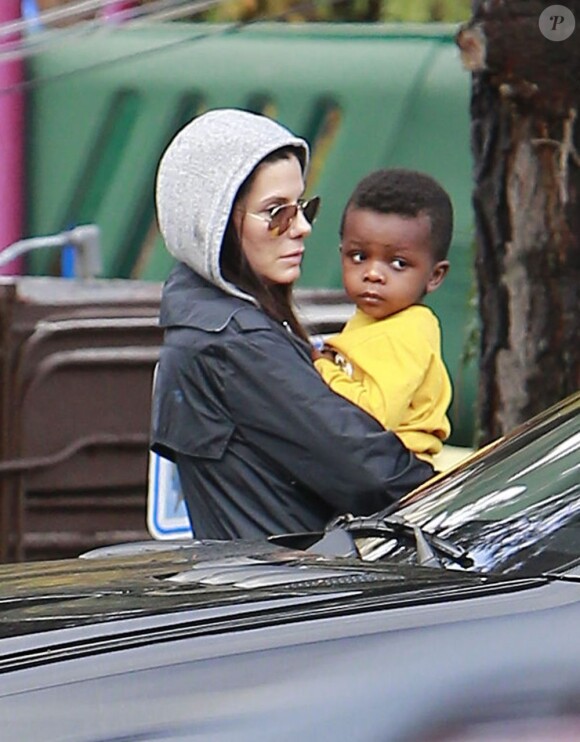 Sandra Bullock va chercher son adorable fils Louis à l'école à Studio City à Los Angeles le 30 novembre 2012.