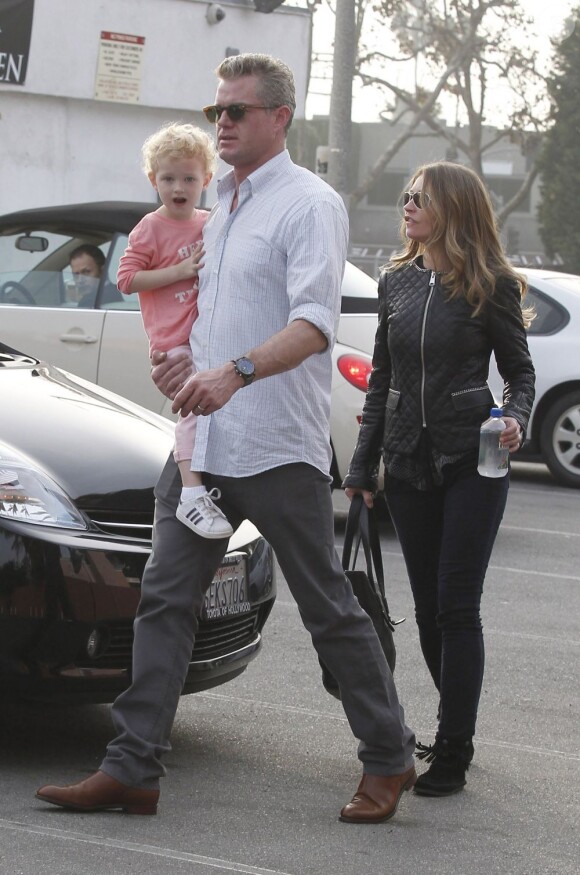 Eric Dane et sa femme Rebecca Gayheart prennent du bon temps avec leur fille Billie à Los Angeles le 5 décembre 2012.