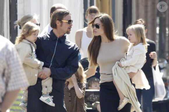 Brad Pitt et Angelina Jolie avec leurs six enfants à la Nouvelle-Orléans le 20 mars 2011