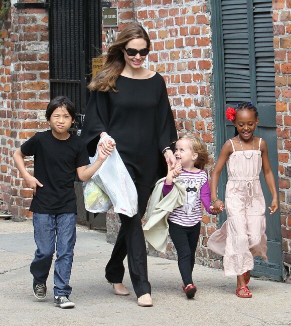 Angelina Jolie avec Zahara, Pax, et Shiloh à la Nouvelle-Orléans le 11 mars 2012