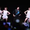 Psy chante Gangnam Style le 1er décembre 2012 à Singapour
