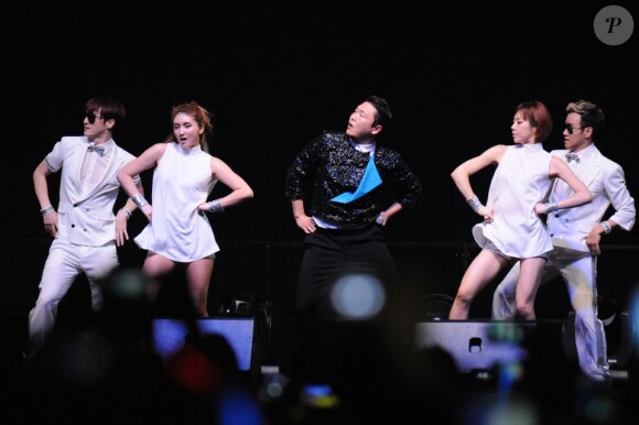Psy chante Gangnam Style le 1er décembre 2012 à Singapour
