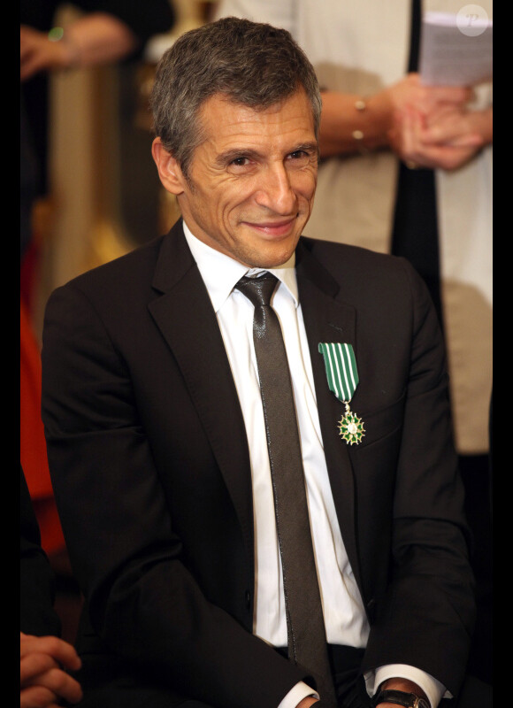 Nagui lors de sa remise de décoration au ministère de la culture à Paris, le 14 décembre 2011.