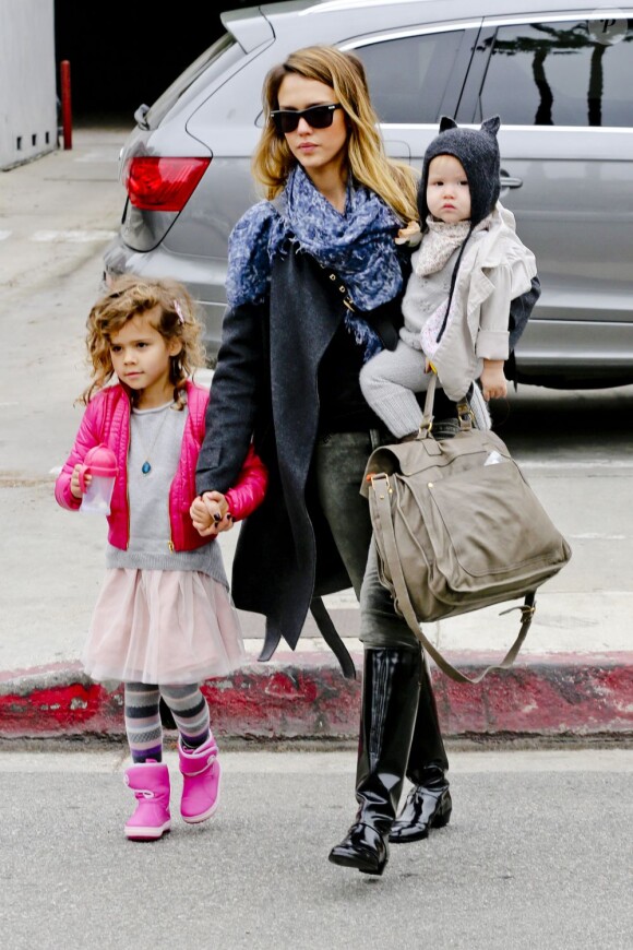 Jessica Alba profite d'un moment privilégié avec ses filles. Beverly Hills le 8 décembre 2012.