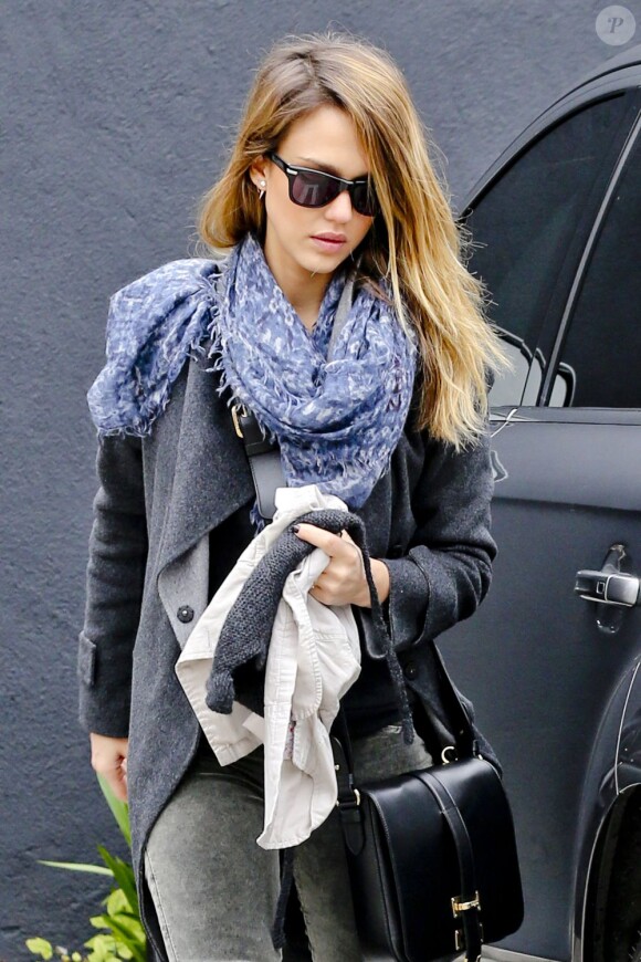 Même en weekend, Jessica Alba ne délaisse pas son style. Beverly Hills le 8 décembre 2012.