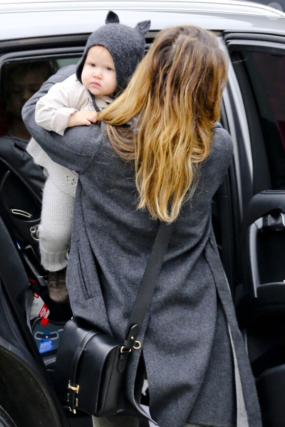 Jessica Alaba et sa fille Haven adorable avec son bonnet oreilles de chat. Beverly Hills le 8 décembre 2012.