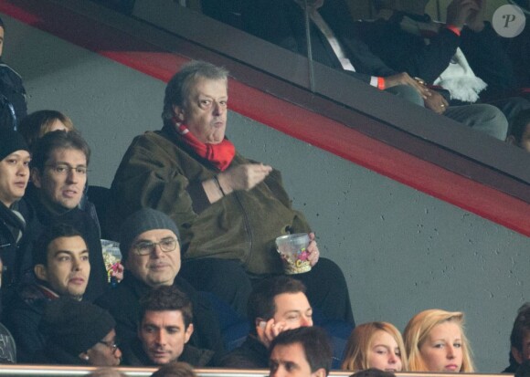 Guy Carlier et son fils lors du match entre le PSG et Evian Thonon Gaillard au Parc des Princes à Paris le 8 décembre 2012 à Paris (victoire du PSG 4-0)